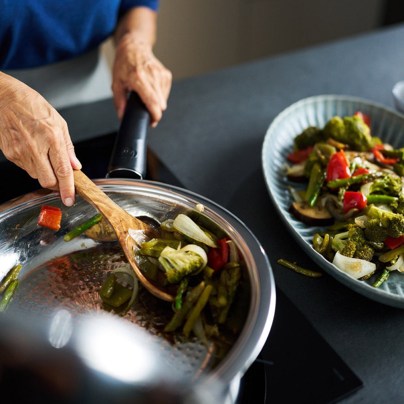Les légumes sont servis dans une poêle en acier inoxydable AMC sans revêtement.